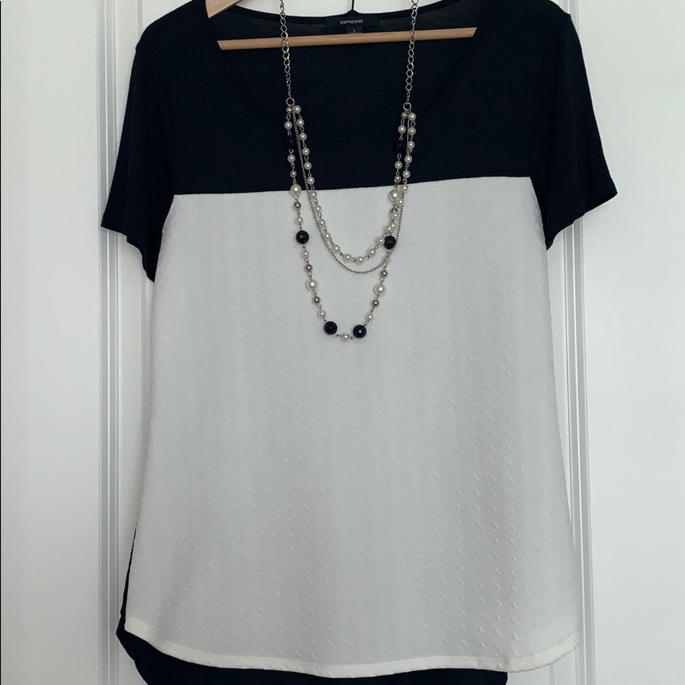 🌸Lovely black/ivory color-block top with necklace